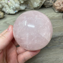 Bild in Galerie-Viewer laden, Rose Quartz Sphere #02 - 2.70" / 69mm