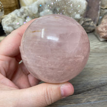 Bild in Galerie-Viewer laden, Rose Quartz Sphere #03 - 2.77" / 70mm