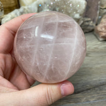 Bild in Galerie-Viewer laden, Rose Quartz Sphere #03 - 2.77" / 70mm