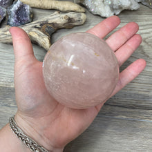 Bild in Galerie-Viewer laden, Rose Quartz Sphere #03 - 2.77" / 70mm