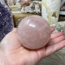 Bild in Galerie-Viewer laden, Rose Quartz Sphere #03 - 2.77" / 70mm