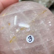 Bild in Galerie-Viewer laden, Rose Quartz Sphere #03 - 2.77" / 70mm