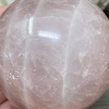Bild in Galerie-Viewer laden, Rose Quartz Sphere #03 - 2.77" / 70mm