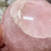 Bild in Galerie-Viewer laden, Rose Quartz Sphere #04 - 2.86" / 72mm