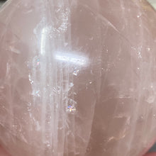 Bild in Galerie-Viewer laden, Rose Quartz Sphere #05 - 2.86" / 72mm