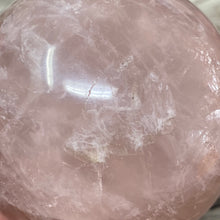 Bild in Galerie-Viewer laden, Rose Quartz Sphere #08 - 3.09" / 78mm
