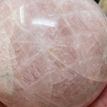 Bild in Galerie-Viewer laden, Rose Quartz Sphere #09 - 3.62" / 92mm