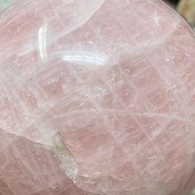 Bild in Galerie-Viewer laden, Rose Quartz Sphere #09 - 3.62" / 92mm