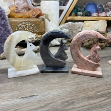 Bild in Galerie-Viewer laden, Onyx 4" Wolf on Crescent Moon from Mexico
