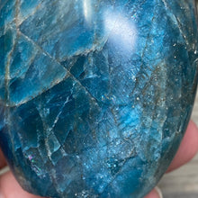 Bild in Galerie-Viewer laden, Blue Apatite Freeform #05