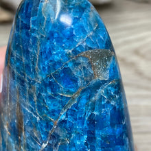 Bild in Galerie-Viewer laden, Blue Apatite Freeform #07