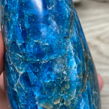 Bild in Galerie-Viewer laden, Blue Apatite Freeform #07