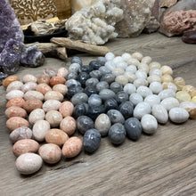 Bild in Galerie-Viewer laden, Onyx 1" Mini Eggs from Mexico