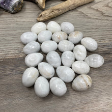 Bild in Galerie-Viewer laden, Onyx 1" Mini Eggs from Mexico