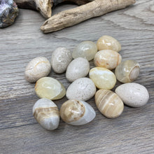 Bild in Galerie-Viewer laden, Onyx 1" Mini Eggs from Mexico