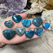 Bild in Galerie-Viewer laden, Blue Apatite Small Pocket Hearts