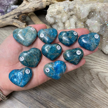 Bild in Galerie-Viewer laden, Blue Apatite Small Pocket Hearts