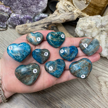 Bild in Galerie-Viewer laden, Blue Apatite Small Pocket Hearts
