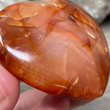 Bild in Galerie-Viewer laden, Carnelian Heart Palm Stone #11