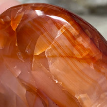Bild in Galerie-Viewer laden, Carnelian Heart Palm Stone #11