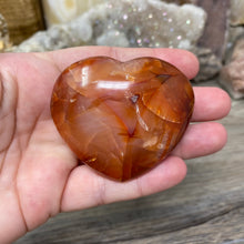Bild in Galerie-Viewer laden, Carnelian Heart Palm Stone #11