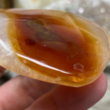 Bild in Galerie-Viewer laden, Carnelian Heart Palm Stone #12