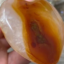 Bild in Galerie-Viewer laden, Carnelian Heart Palm Stone #12