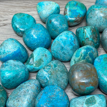 Bild in Galerie-Viewer laden, Chrysocolla Tumbles from Peru