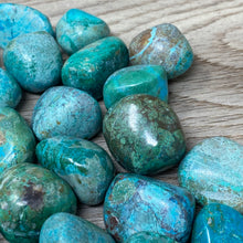 Bild in Galerie-Viewer laden, Chrysocolla Tumbles from Peru