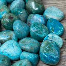 Bild in Galerie-Viewer laden, Chrysocolla Tumbles from Peru