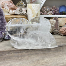 Chargez l'image dans la visionneuse de la galerie, Clear Quartz Large Heart Sculpture ~ Faden Quartz