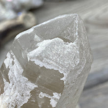 Bild in Galerie-Viewer laden, Smoky Quartz Specimen with Albite and Muscovite