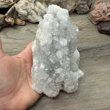 将图像加载到图库查看器中,<transcy>鱼眼石与辉石和绿色绿泥石</transcy>
