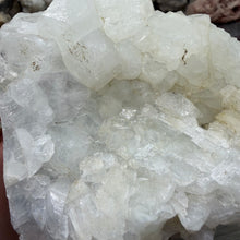 将图像加载到图库查看器中,<transcy>鱼眼石与辉石和绿色绿泥石</transcy>