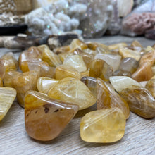 Bild in Galerie-Viewer laden, Yellow Hematoid "Golden Healer" Tumbles