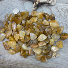 Bild in Galerie-Viewer laden, Yellow Hematoid "Golden Healer" Tumbles
