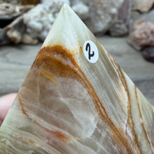Carica l'immagine nel visualizzatore di Gallery, Green Onyx 4" Pyramid #02