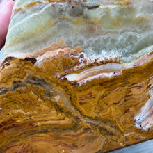 Carica l'immagine nel visualizzatore di Gallery, Green Onyx 4" Pyramid #02