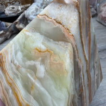 Carica l'immagine nel visualizzatore di Gallery, Green Onyx 4" Pyramid #02