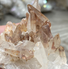 将图像加载到图库查看器中,Red / Tangerine Quartz Cluster #48