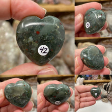 Bild in Galerie-Viewer laden, African Bloodstone 30mm Hearts
