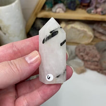 在图库查看器中加载和播放视频,Black Rutilated Quartz Point #06