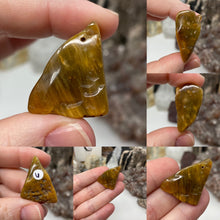 Bild in Galerie-Viewer laden, Amphibole Included Quartz Medium Rough Tumbles