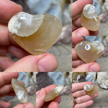 Bild in Galerie-Viewer laden, Flower Agate 1.25" Pocket Hearts