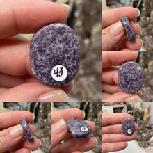 Bild in Galerie-Viewer laden, Lepidolite 1" Coins