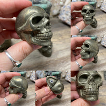 Bild in Galerie-Viewer laden, Pyrite 2" Skulls