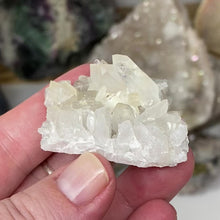 Video im Galerie-Viewer laden und abspielen, Arkansas Quartz Small Cluster #42
