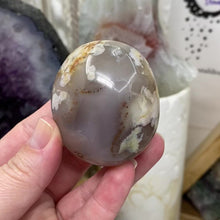 在图库查看器中加载和播放视频,Flower Agate Palm Stone #47