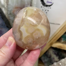 在图库查看器中加载和播放视频,Flower Agate Palm Stone #36