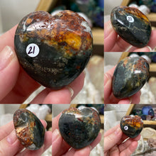 Bild in Galerie-Viewer laden, African Bloodstone 40mm Hearts